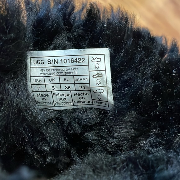 UGG Mini Bailey Button II- Short Black - Picture 3 of 11